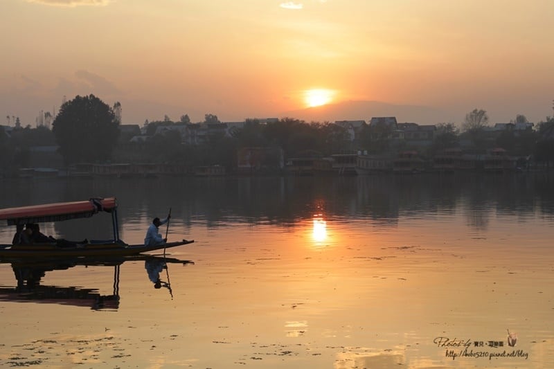 【印度-喀什米爾Kashmir】Day4-2 斯里納加，達爾湖。在船屋上盡情地擁抱夕陽吧！