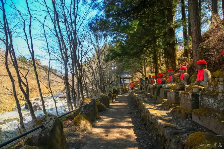 【日本北關東|栃木縣日光景點】憾滿之淵。地藏會玩躲貓貓?瀰漫奇幻氛圍的神秘峽谷。 4 【日本北關東|栃木縣日光景點】憾滿之淵。地藏會玩躲貓貓?瀰漫奇幻氛圍的神秘峽谷。