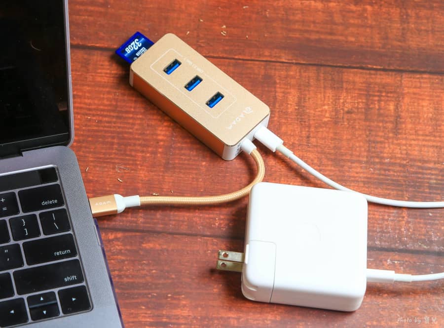 【亞果元素｜CASA Hub PDC601 多功能充電傳輸讀卡機】讀卡、傳輸、高速充電三效合一，Type-C 介面最佳解決方案 。