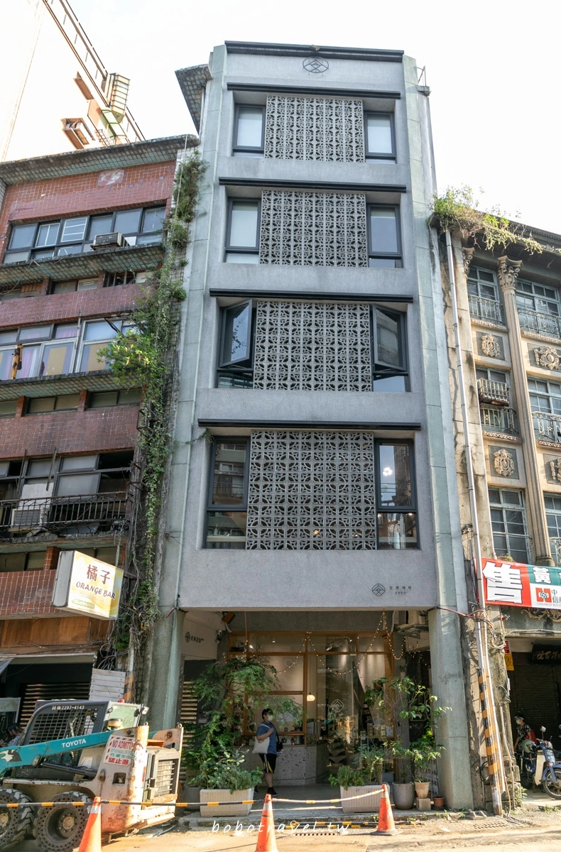 安樓咖啡 Enzo Cafe、基隆咖啡廳|老宅變時尚!藏身基隆廟口旁的花磚文青咖啡店,時飴千層蛋糕這裡不用排! 2 enzo cafe6